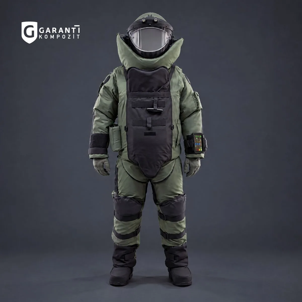 Traje EOD GR-BAT de Garanti Kompozit de frente, verde oliva, con casco y visor